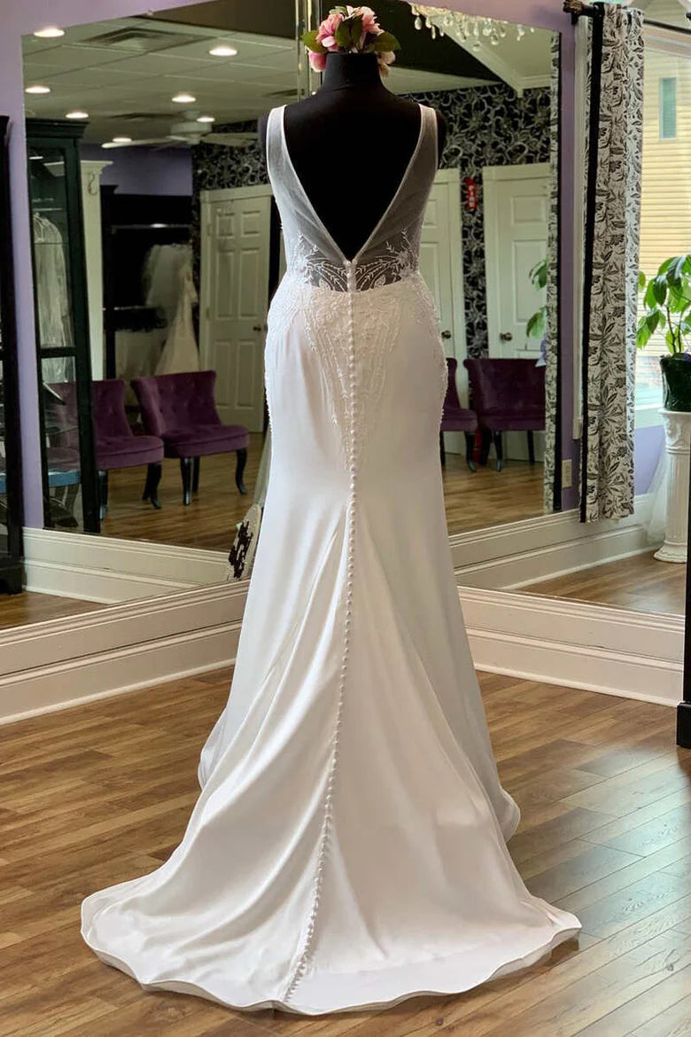 Vestido de novia largo estilo sirena con espalda abierta, tirantes transparentes y apliques